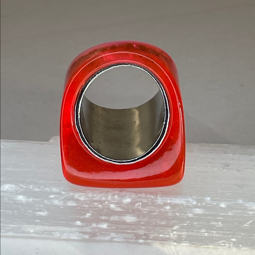 Vintage 1960's Red Orange Translucent Lucite Sz 8 Ring - Picture 3 of 8